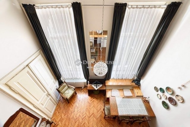 Eladó téglalakás, Budapesten, VI. kerületben 70.8 M Ft, 2 szobás
