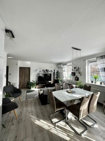 Eladó téglalakás, Pécsett 89.9 M Ft, 3 szobás