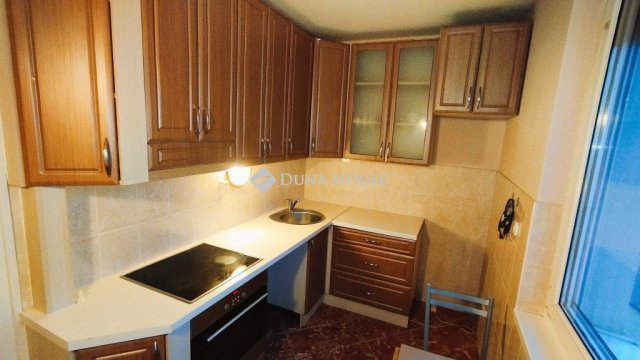 Eladó panellakás, Győrött 54.99 M Ft, 2+1 szobás