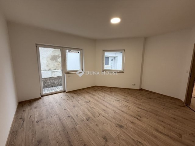 Eladó családi ház, Nyergesújfaluban 79.9 M Ft, 4 szobás