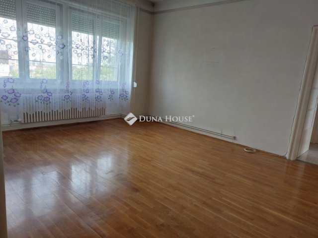 Eladó téglalakás, Pétfürdőn 58 M Ft, 4 szobás