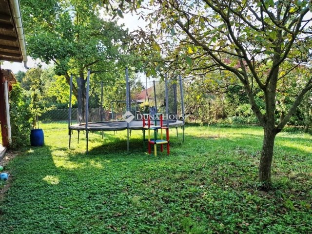 Eladó családi ház, Nagykovácsiban 174.9 M Ft, 7 szobás