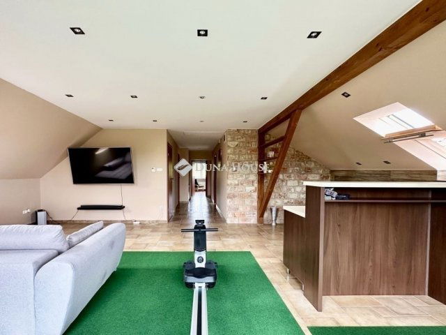 Eladó családi ház, Pécsett 280 M Ft, 9 szobás