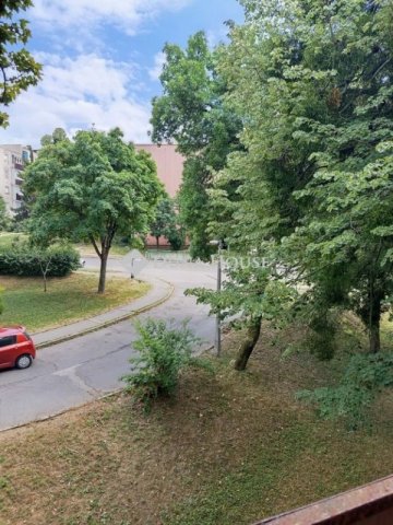 Eladó téglalakás, Komlón 24.5 M Ft, 2 szobás