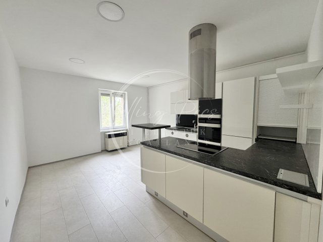 Eladó téglalakás, Komlón 28.9 M Ft, 3 szobás