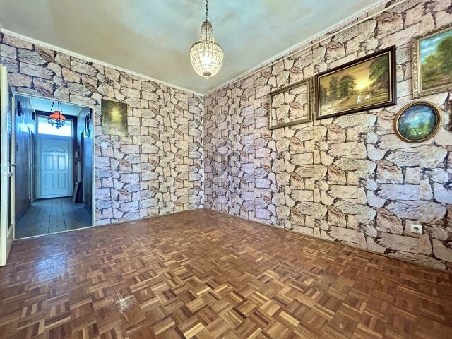 Eladó téglalakás, Győrött 49 M Ft, 3 szobás