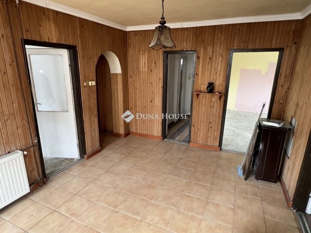 Eladó családi ház, Sárbogárdon 43.9 M Ft, 7 szobás