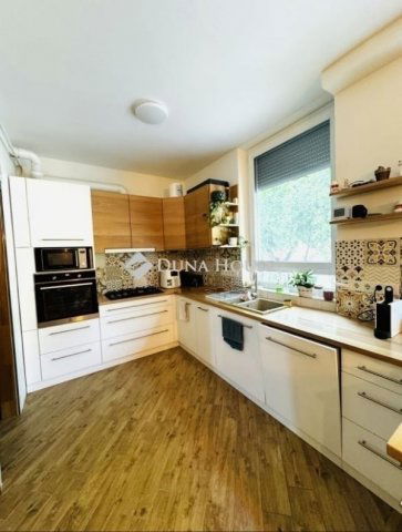 Eladó téglalakás, Pécsett 86 M Ft, 3 szobás