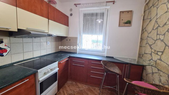 Kiadó panellakás, albérlet, Pécsett 140 E Ft / hó, 2 szobás