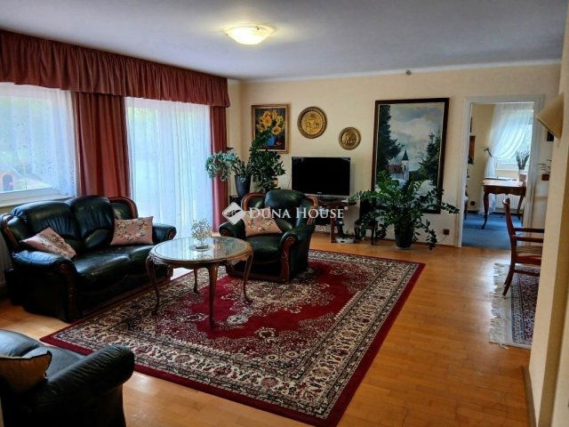 Eladó családi ház, Esztergomban 217.385 M Ft, 8 szobás