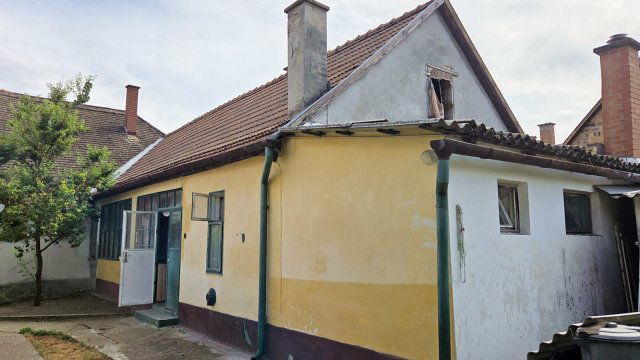 Eladó családi ház, Baján 11.4 M Ft, 2 szobás