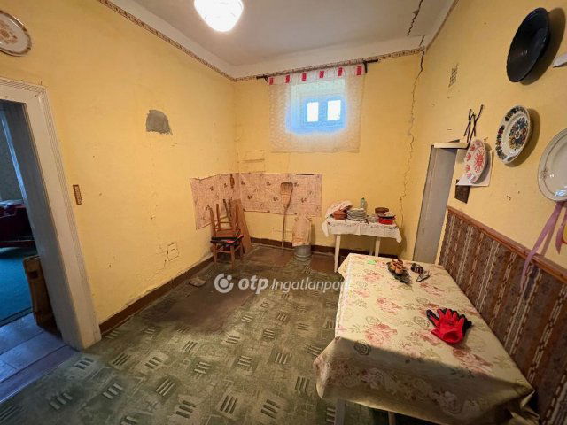 Eladó családi ház, Kisújszálláson 8 M Ft, 1+1 szobás