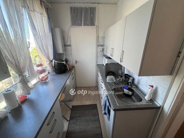 Eladó panellakás, Szegeden 61.9 M Ft, 2+1 szobás