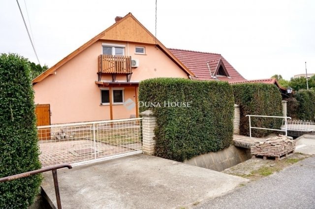 Eladó családi ház, Pécsett 119 M Ft, 4 szobás
