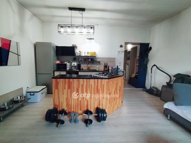 Eladó téglalakás, Ajkán 14.9 M Ft, 1 szobás