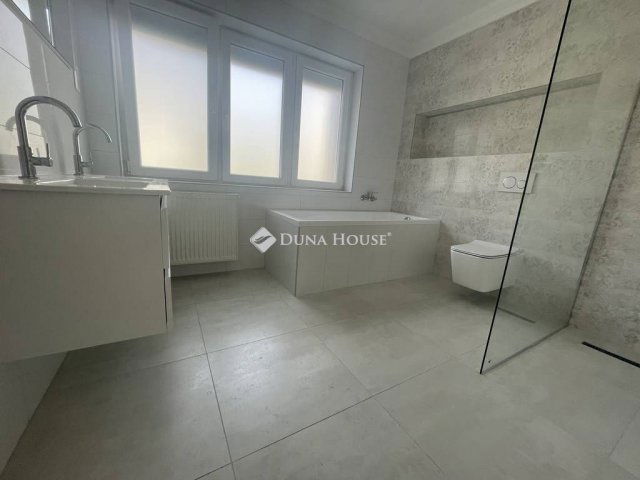 Kiadó téglalakás, albérlet, Kecskeméten, Klapka utcában