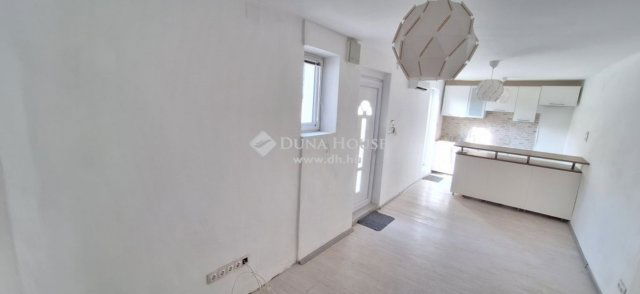 Eladó téglalakás, Pécsett 24.5 M Ft, 2 szobás