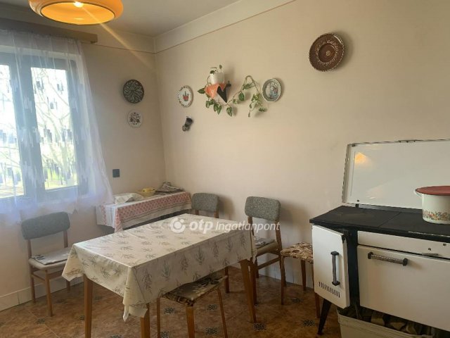 Eladó családi ház, Törtelen 42 M Ft, 3 szobás