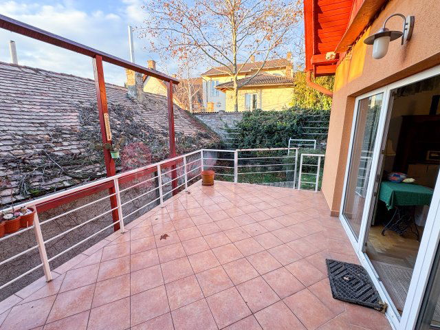 Eladó családi ház, Pécsett 114.9 M Ft, 8 szobás