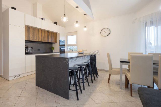 Eladó családi ház, Rétságon 129.9 M Ft, 9 szobás