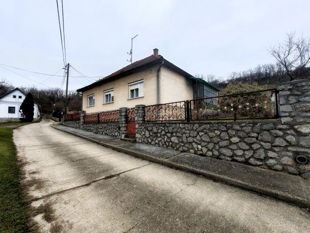 Eladó családi ház, Kismányokon 33 M Ft, 5 szobás