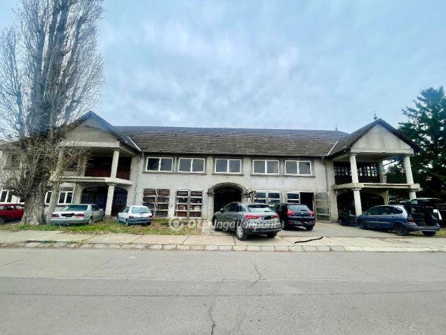 Eladó sorház, Pécsett 215 M Ft, 12+2 szobás