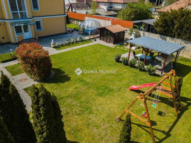 Eladó családi ház, Siófokon 299 M Ft, 8 szobás
