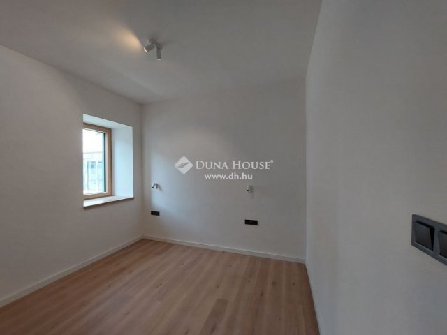 Eladó téglalakás, Siófokon 72.428 M Ft, 2 szobás