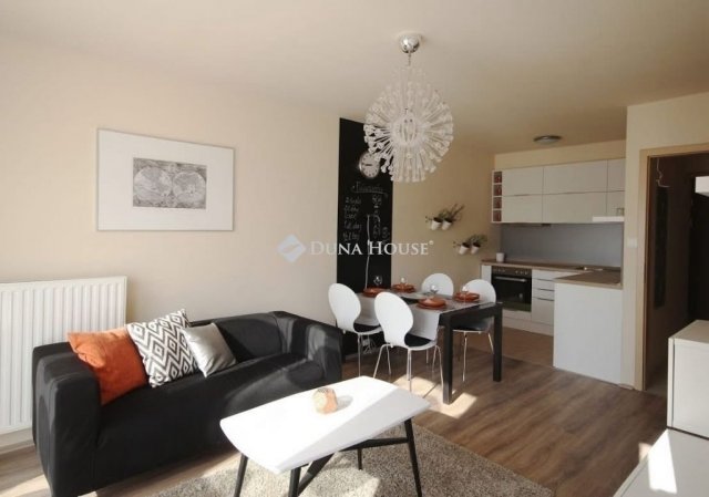 Eladó téglalakás, Pécsett 64 M Ft, 2 szobás