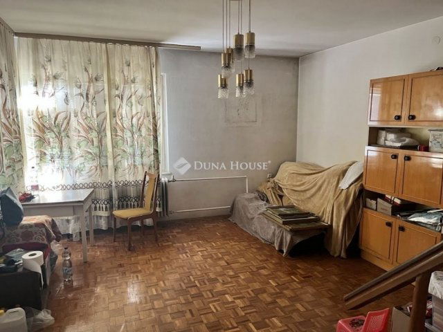 Eladó családi ház, Pécsett 72 M Ft, 3 szobás