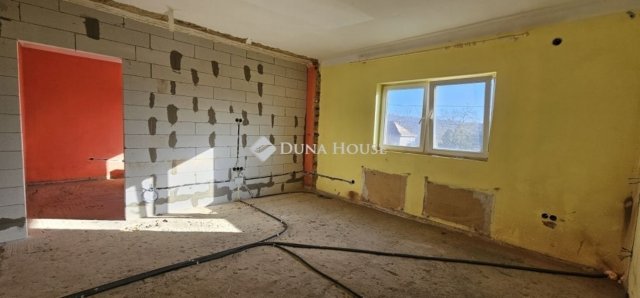 Eladó családi ház, Pécsett 39 M Ft, 3 szobás
