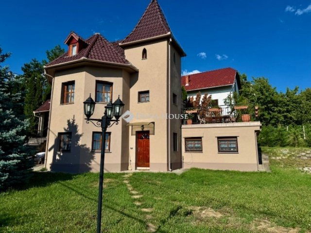 Eladó családi ház, Pécsett 139.999 M Ft, 3 szobás