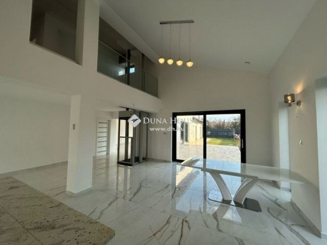 Eladó családi ház, Vecsésen 225 M Ft, 5 szobás