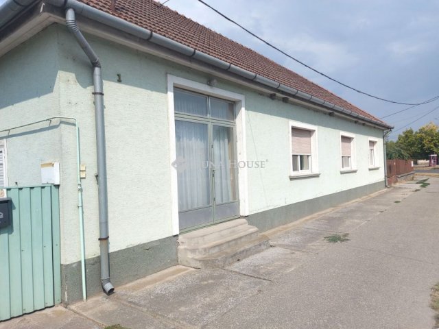 Eladó családi ház, Izsákon 52.2 M Ft, 3 szobás