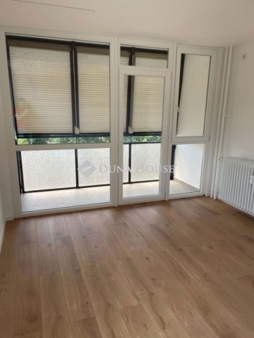 Eladó panellakás, Pécsett 71.5 M Ft, 4 szobás