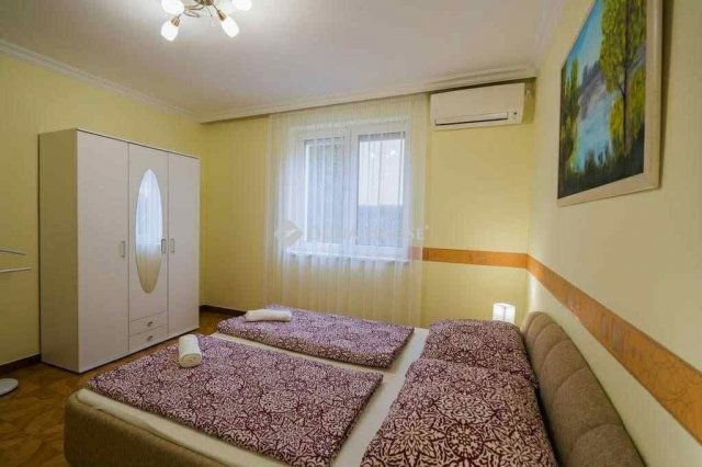 Eladó családi ház, Siófokon 299 M Ft, 8 szobás