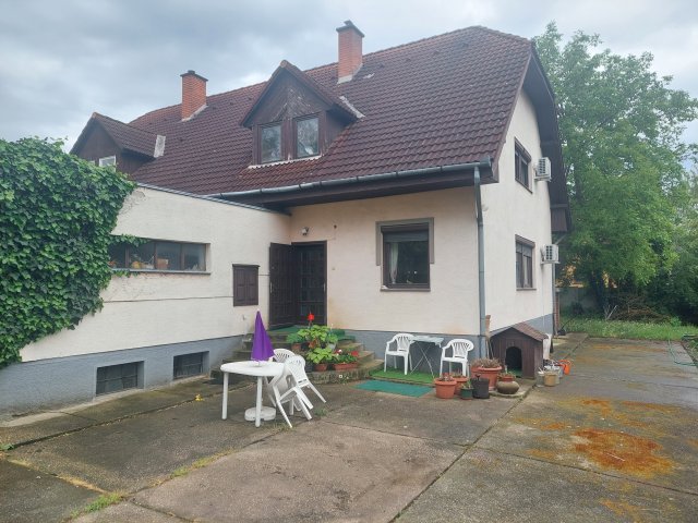 Eladó ikerház, Esztergomban, Földműves utcában 137 M Ft