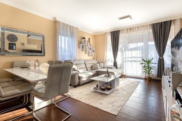 Eladó sorház, Nagytarcsán 126 M Ft, 4 szobás