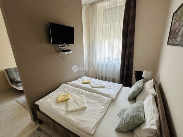 Eladó téglalakás, Szegeden 90 M Ft, 4 szobás