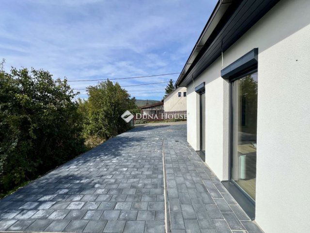 Eladó családi ház, Pécsett 139 M Ft, 4 szobás