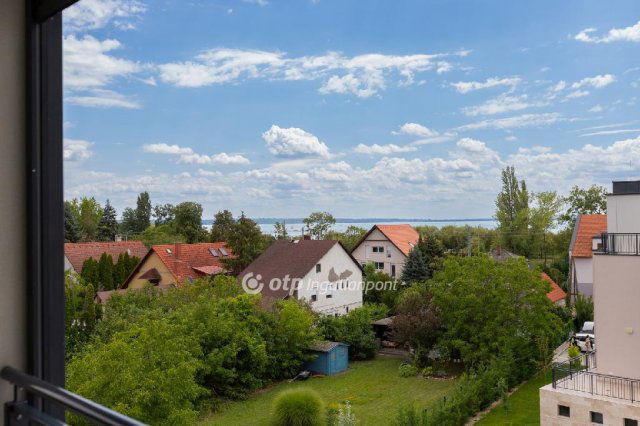 Eladó téglalakás, Balatonkenesén 139.9 M Ft, 3 szobás