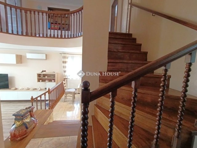 Eladó családi ház, Pécsett 89 M Ft, 5 szobás