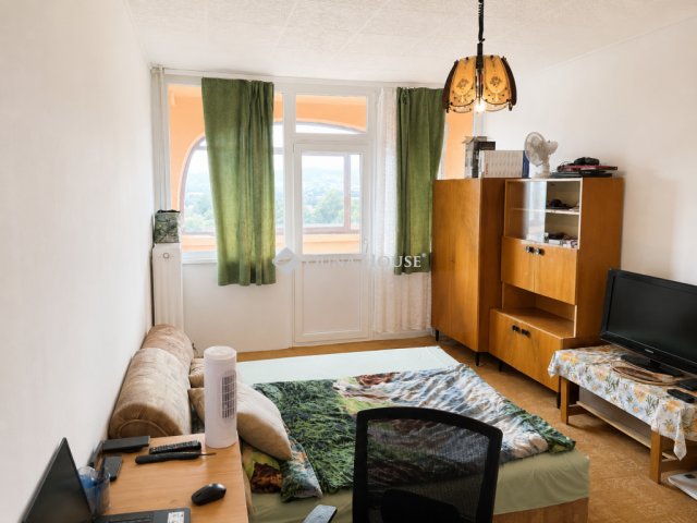 Kiadó panellakás, albérlet, Pécsett, Anikó utcában, 3 szobás