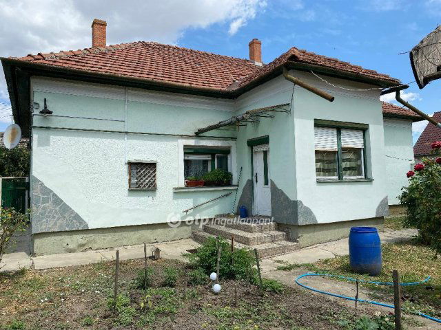 Eladó családi ház, Kunmadarason 13 M Ft, 4 szobás