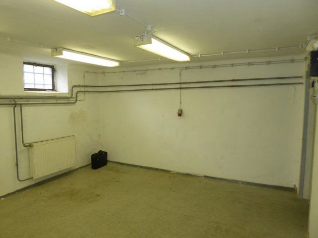 Kiadó ipari ingatlan, Pécsett, Szentlőrinci úton 30 E Ft / hó