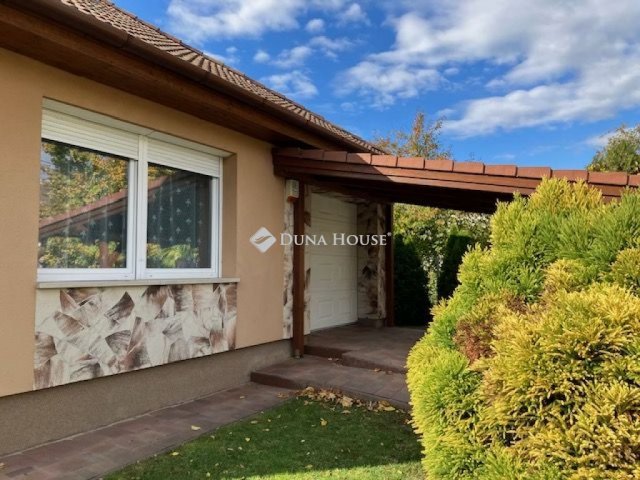 Eladó családi ház, Budapesten, XVII. kerületben, Pesti úton