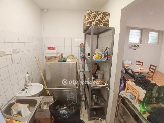 Eladó üzlethelyiség, Kisújszálláson 17.9 M Ft