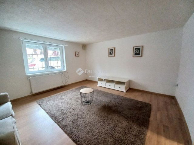 Eladó téglalakás, Pécsett 39.9 M Ft, 2 szobás