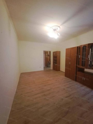 Eladó téglalakás, Oroszlányban 38.9 M Ft, 2 szobás