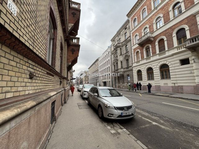 Eladó téglalakás, Budapesten, VI. kerületben 56.5 M Ft, 1 szobás